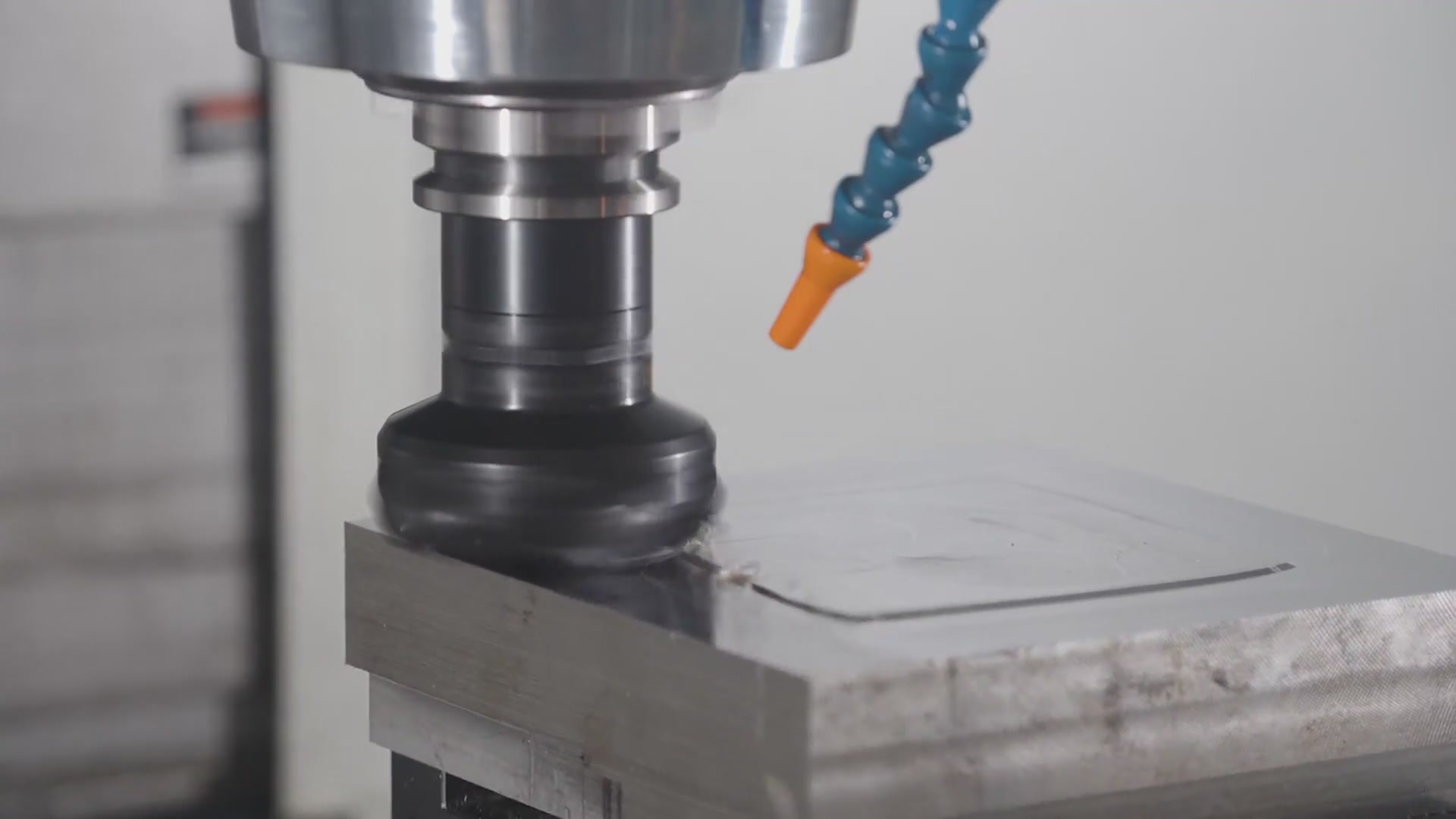 Whirlwind Milling vs. CNC Milling for Screw Manufacturing
